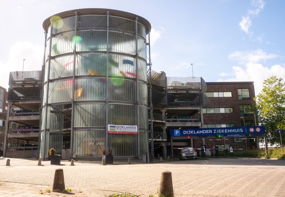 Vooraanzicht van de huidige parkeergarage