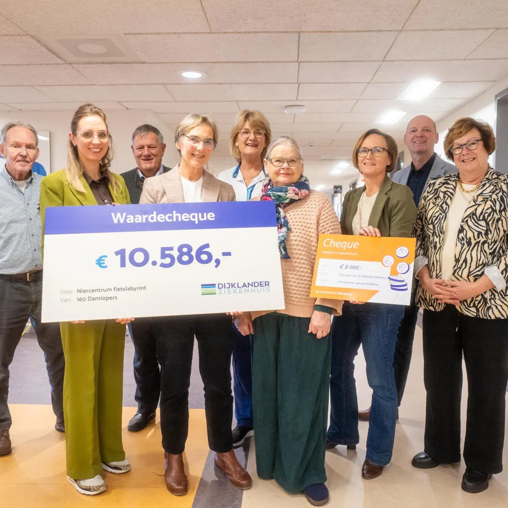 Foto: Niercentrum neemt cheques in ontvangst voor fietslabyrinten