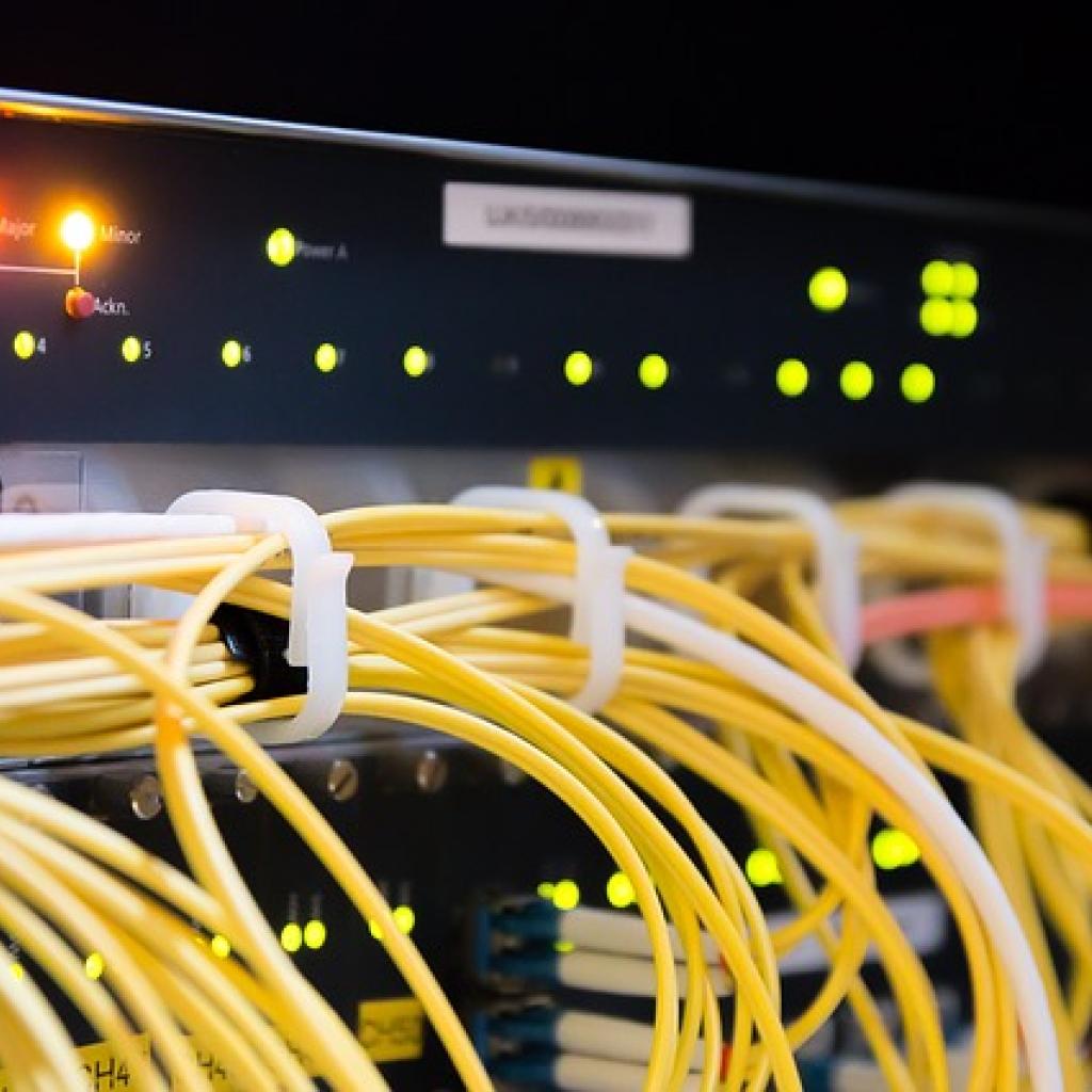 serverkast met snoeren